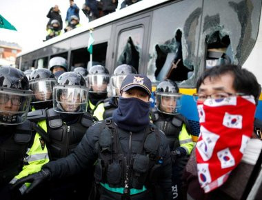 N. Kορέα: H καθαίρεση της προέδρου έφερε αίμα και άγριες συγκρούσεις με την αστυνομία (φωτό)